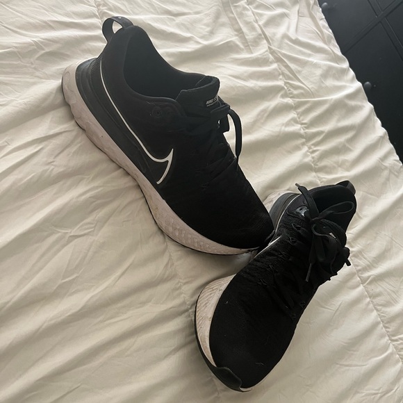 Nike running shoes - Picture 1 of 3